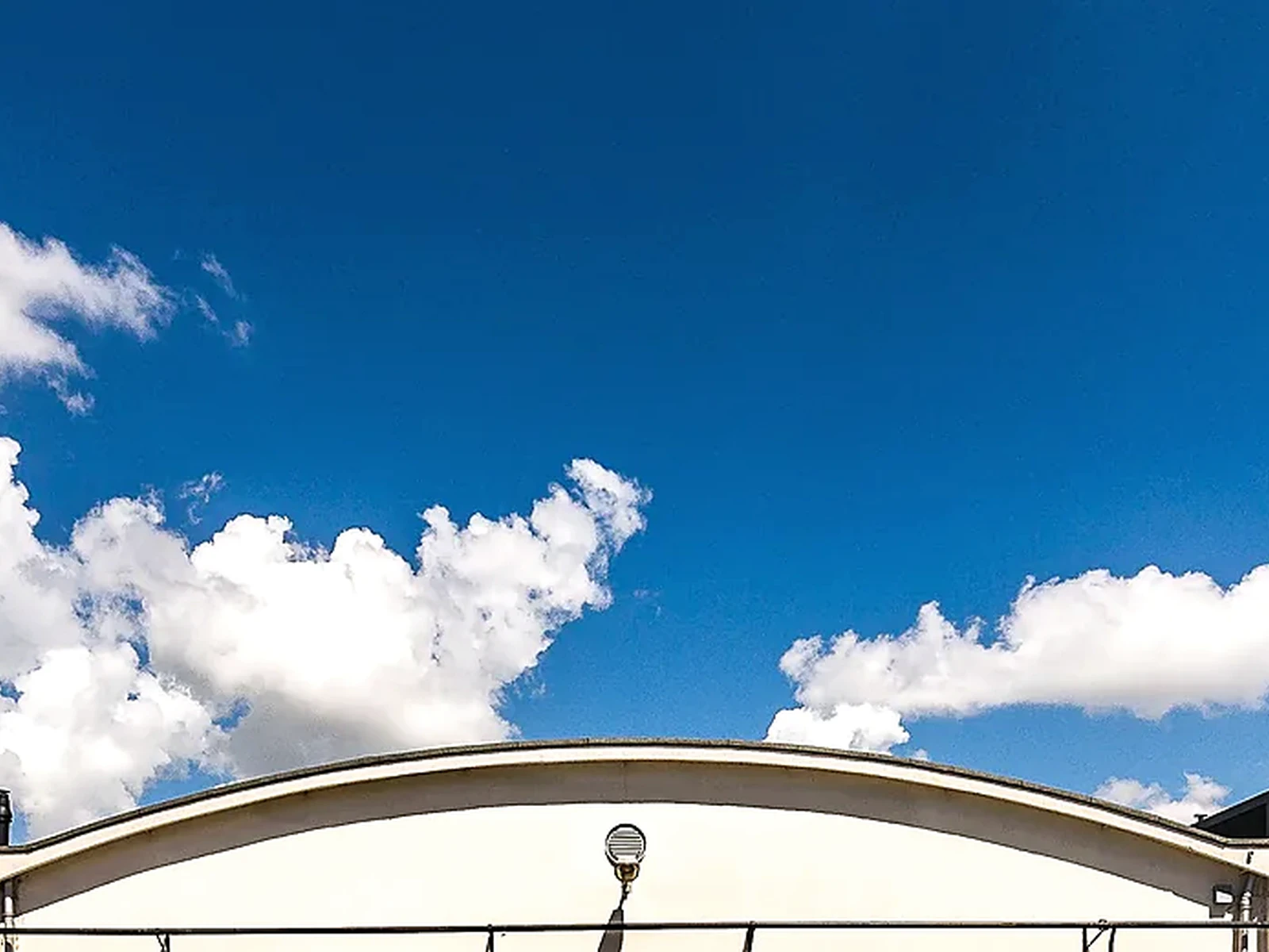 Gewerbliche Architektur unter blauem Himmel
